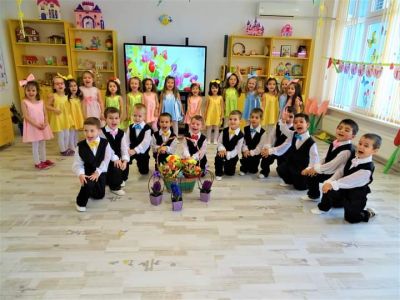 Осми март - ДГ 40 Детски свят - Варна